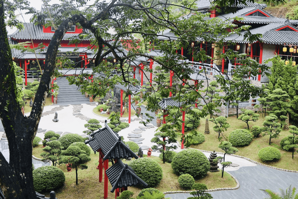 Kiến tr&uacute;c ng&ocirc;i ch&ugrave;a l&agrave; sự kết hợp h&agrave;i h&ograve;a của phong c&aacute;ch Việt Nam v&agrave; Nhật Bản. (Nguồn: Fanpage Ch&ugrave;a C&acirc;y Thị)